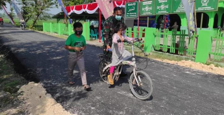 Manfaat Jalan Aspal Program TMMD 110 Bojonegoro Bagi Anak-Anak Dua Desa Di Tambakrejo